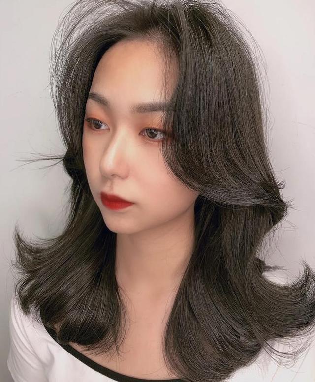 有种叫“烟熏米灰色”的新发色显白还好看，夏天染刚刚好