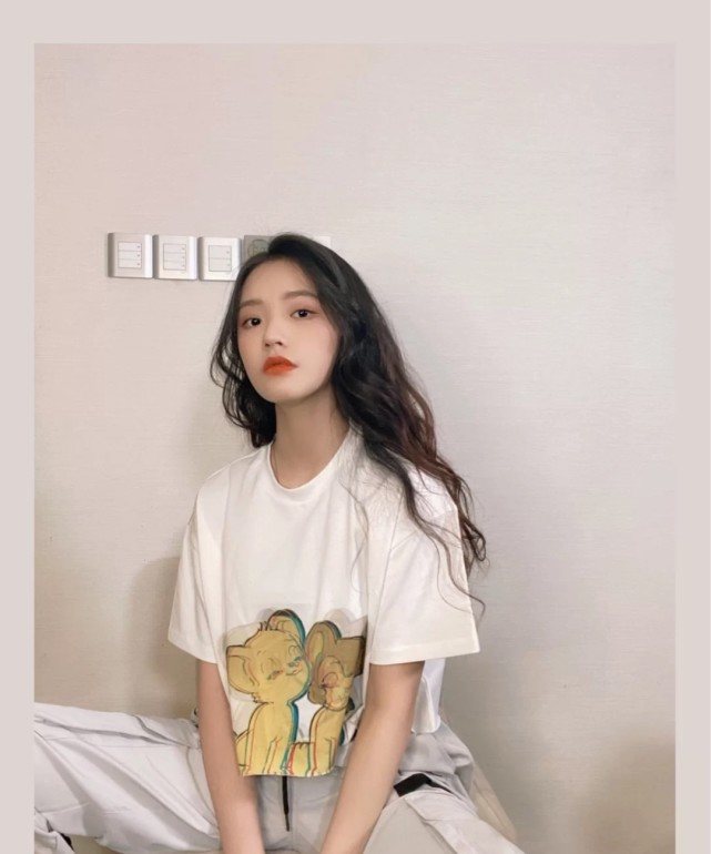 林允社交平台晒照片,穿简约T恤低调简单又甜美俏皮
