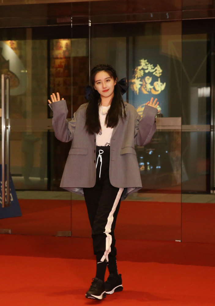 阚清子卫衣工装裤配高马尾,秀37分比例帅气十足