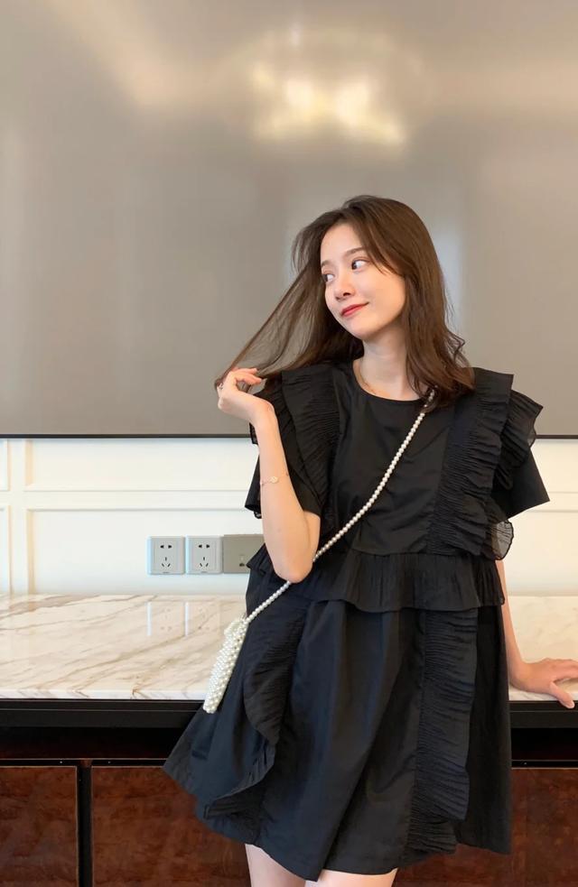 个性荷叶边是夏季搭配首选，减龄清新谁穿谁好看