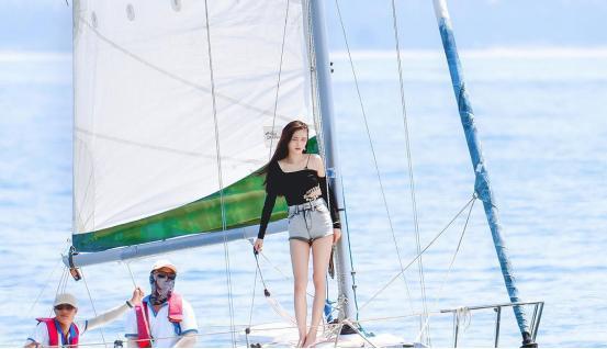 夏天和性感更配，吴宣仪的海边穿搭太吸睛，同款单品安排起来