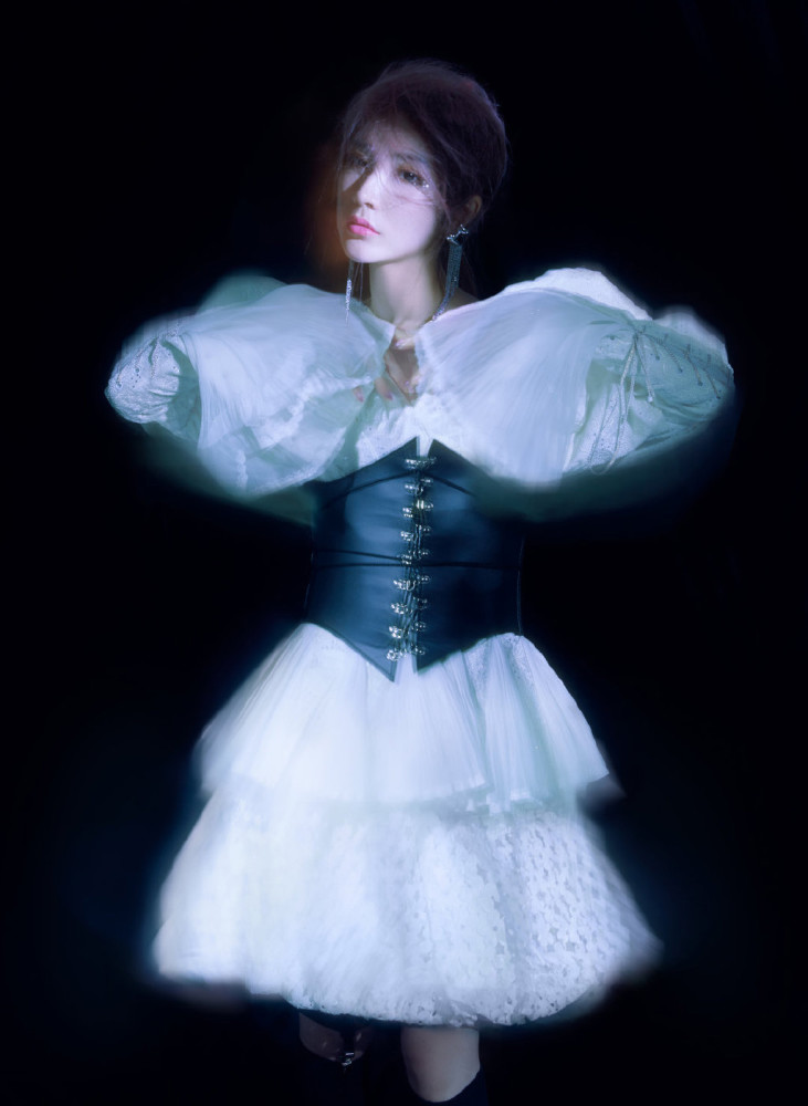 戴燕妮粉紫色发型搭配白色蛋糕裙,整个就像芭比娃娃