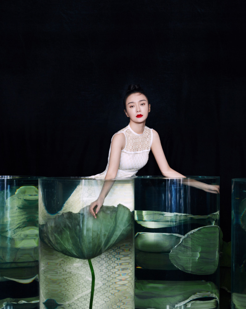 秦岚站玻璃水缸上拍大片，穿拼接丝绸长裙优雅又贵气