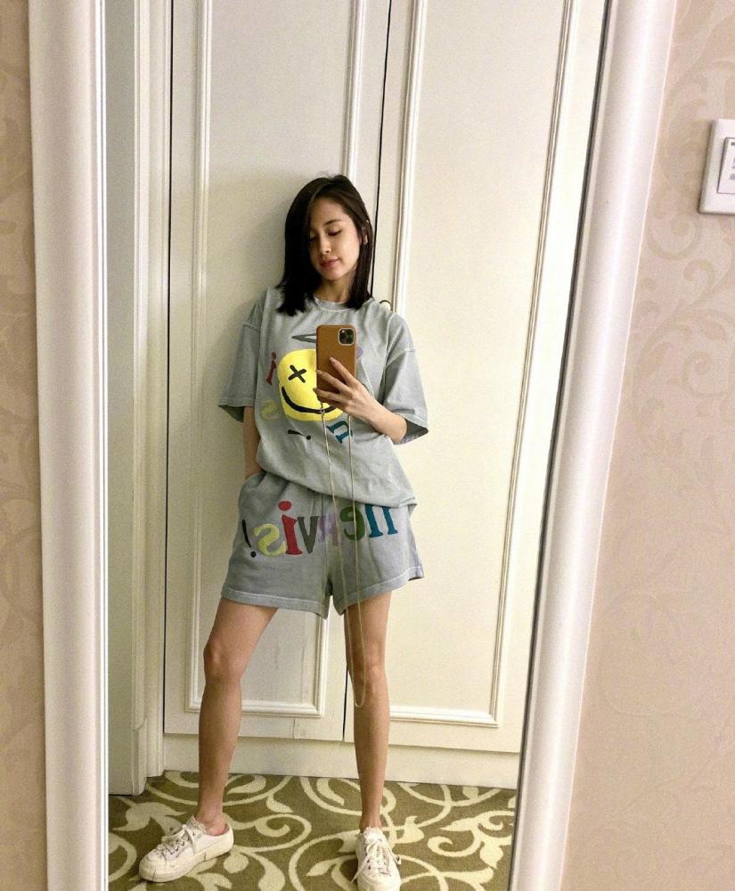 王子文素颜照慵懒发型配居家服休闲清新,尽显“妖精”本色