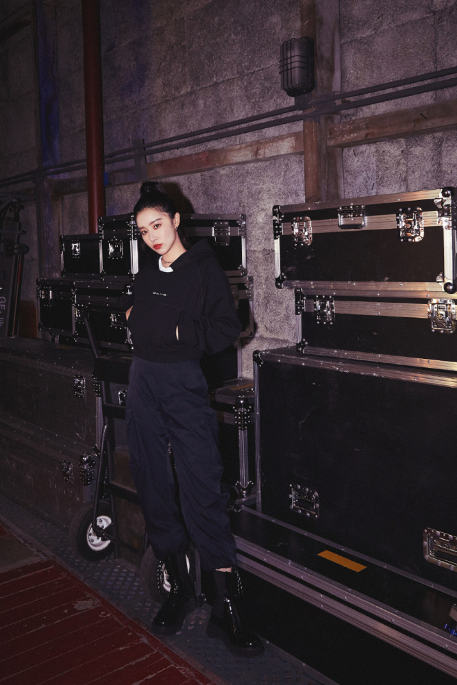 阚清子卫衣工装裤配高马尾,秀37分比例帅气十足