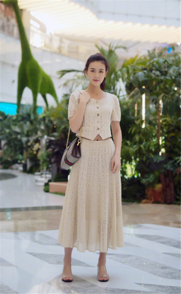 国内街拍：今年流行“短上衣搭配半身裙”，时髦显高又洋气！