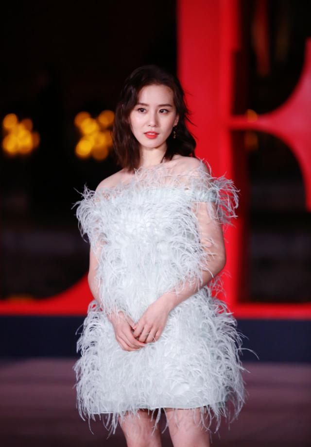 刘诗诗一字领太显身材,绝美“天鹅颈”气质太好