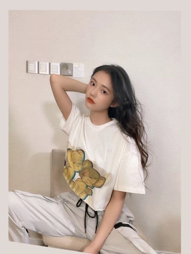 林允社交平台晒照片,穿简约T恤低调简单又甜美俏皮