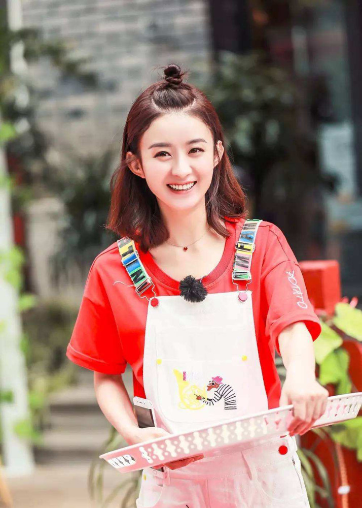 赵露思穿休闲装绑丸子头,绿配黄造型好活力