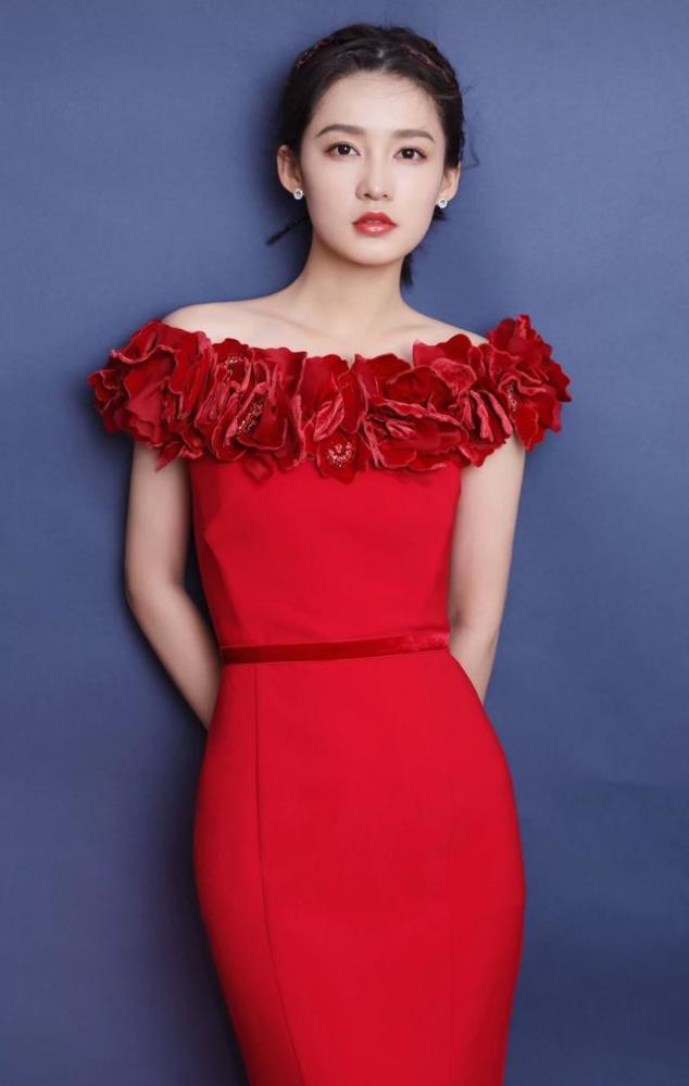 李沁的穿搭竟然喜欢凹气场,不过人长的美怎么穿都好看