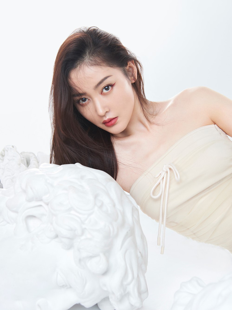 张天爱穿印花裙秀香肩,美腿更是白到发光