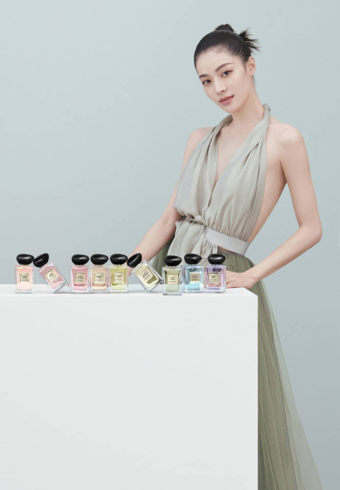 钟楚曦大V领挂脖上衣配轻纱裙,自信秀出美背太心动