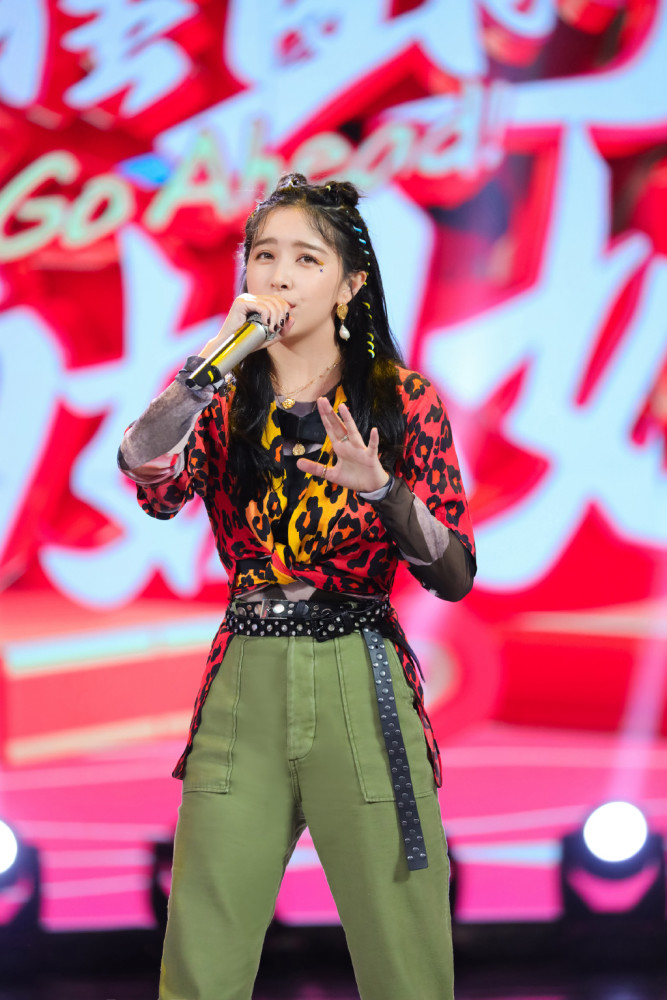 阚清子卫衣工装裤配高马尾,秀37分比例帅气十足