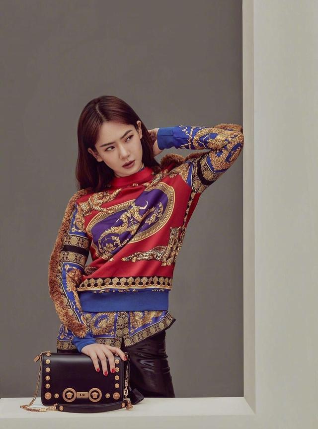 如果你觉得自己穿T恤显胖,不如试试这件衣服,不仅藏肉还洋气