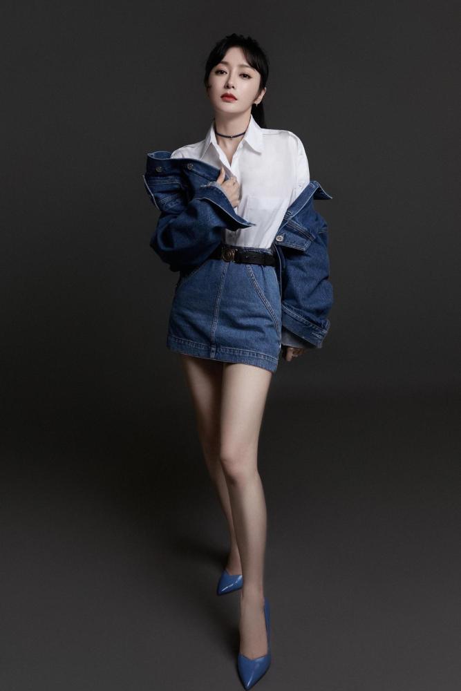 秦岚夏季私服牛仔套装搭白色衬衫清纯洋气，谁穿谁好看