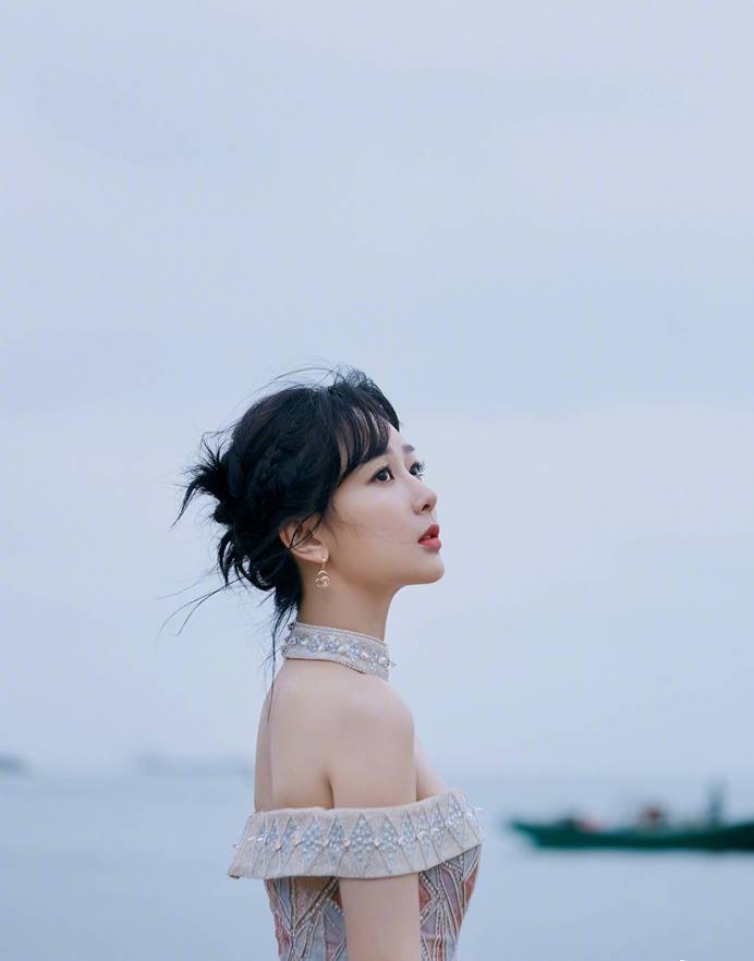 杨紫的发型太适合短发女孩儿了!青春又靓丽