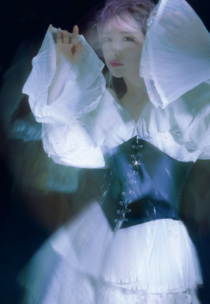 戴燕妮粉紫色发型搭配白色蛋糕裙,整个就像芭比娃娃