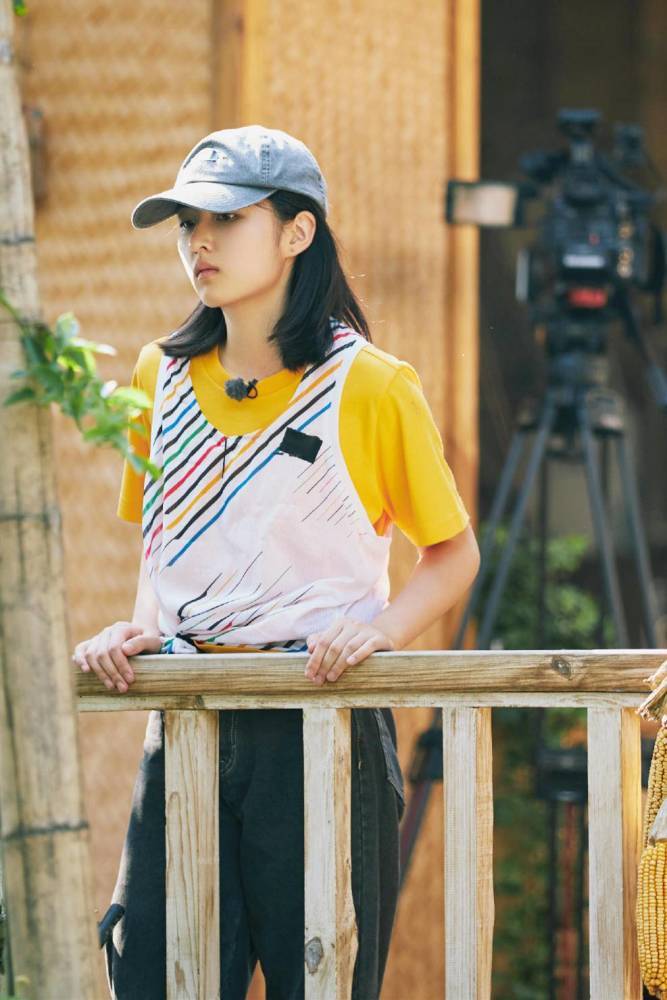 张子枫不扮成熟不装可爱,造型自然穿出了最舒服的高级感