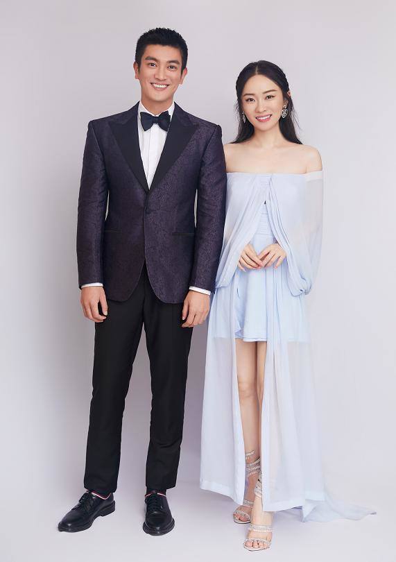 霍思燕穿雾霾蓝甜美有气质,衬衫配印花裙精致减龄