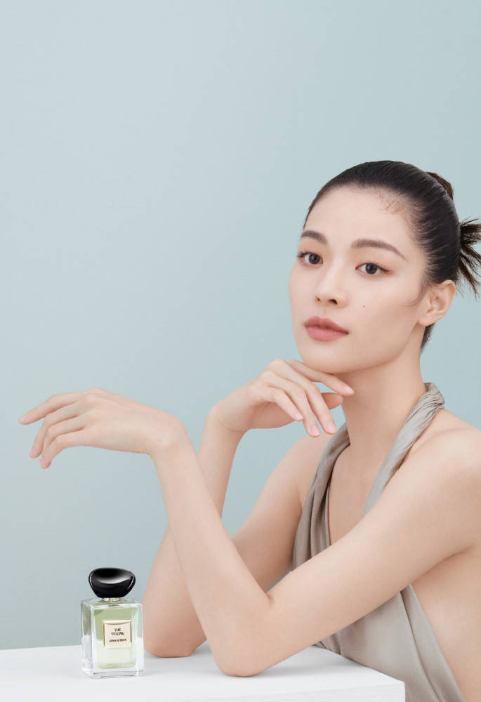 钟楚曦大V领挂脖上衣配轻纱裙,自信秀出美背太心动