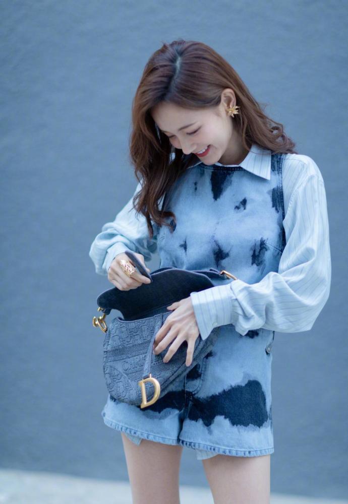 李一桐穿搭太好看，丸子头配衬衫穿出了高级感