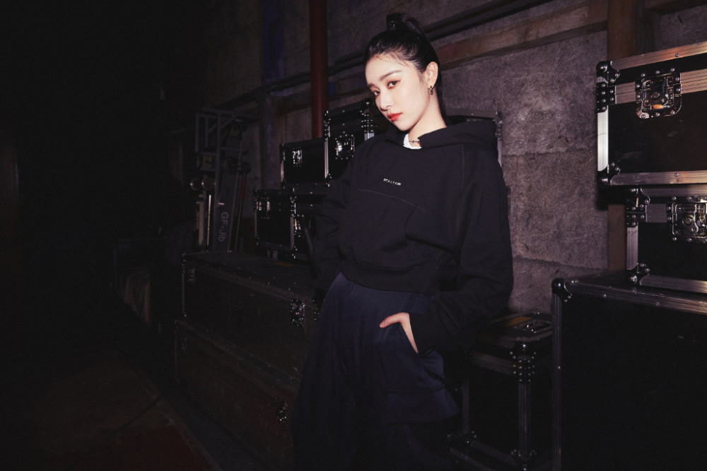 阚清子卫衣工装裤配高马尾,秀37分比例帅气十足