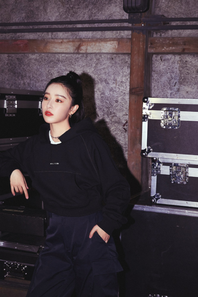 阚清子卫衣工装裤配高马尾,秀37分比例帅气十足