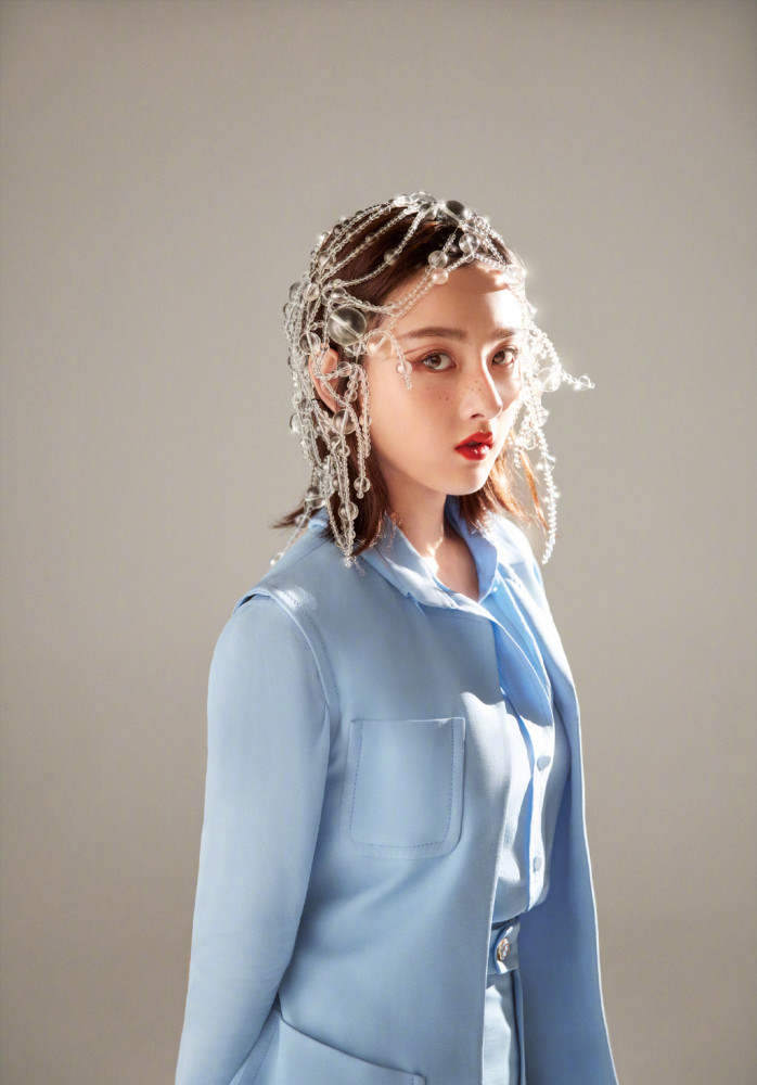 宋祖儿穿白底印花茧型裙配粉色丝袜，优雅变身复古女郎