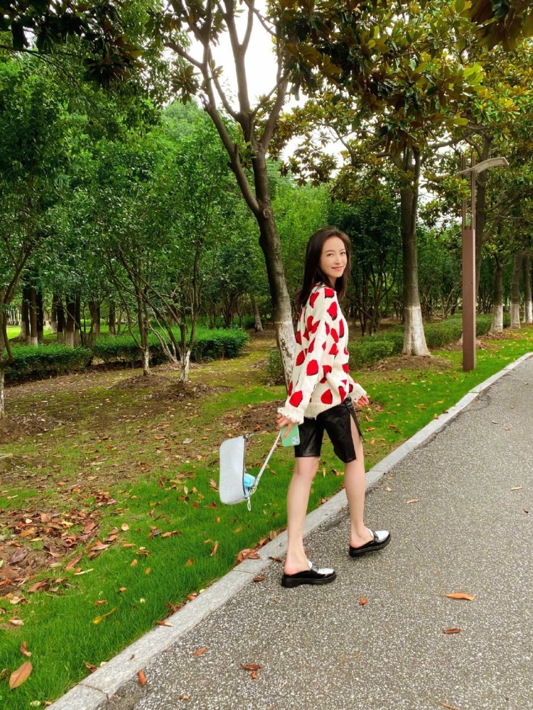 宋茜爱心针织衫搭配皮裤,帅气又甜美