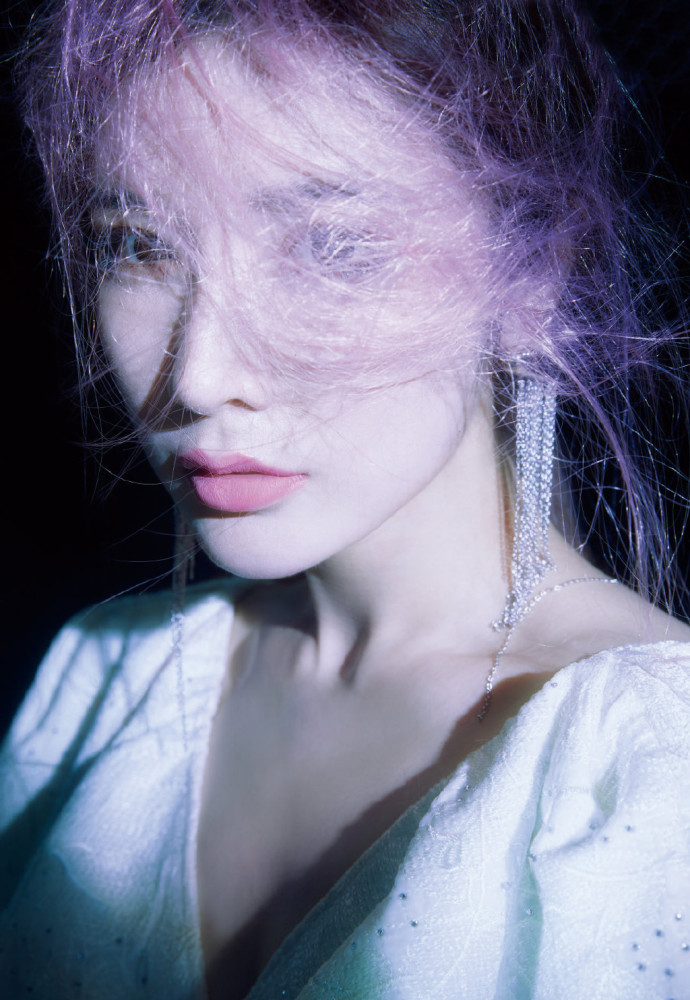 戴燕妮粉紫色发型搭配白色蛋糕裙,整个就像芭比娃娃