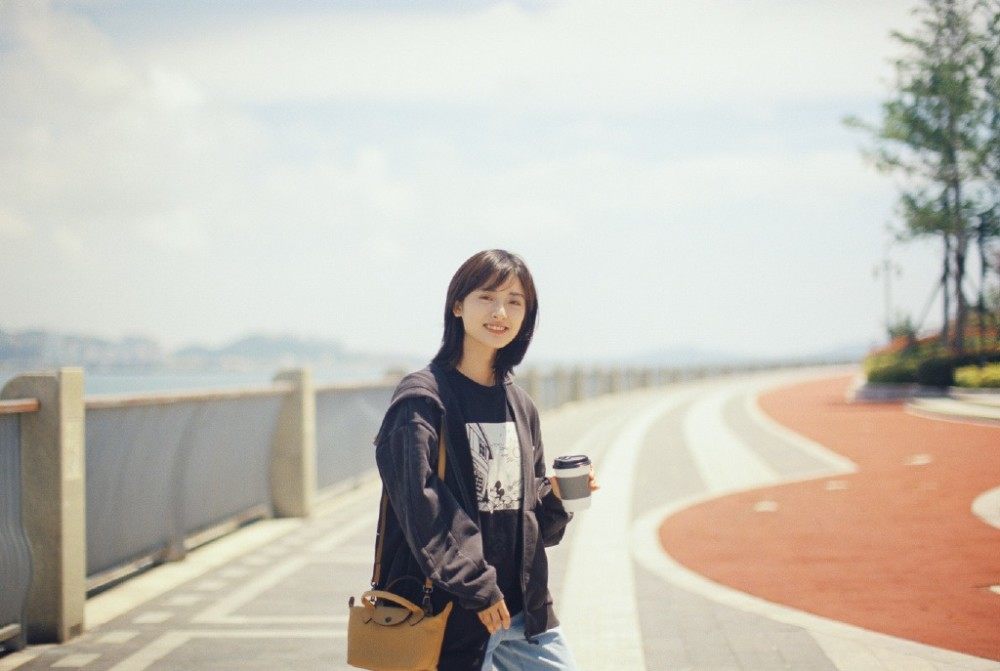 沈月连帽衫牛仔裤穿成55分,配“初恋脸”清纯又少女