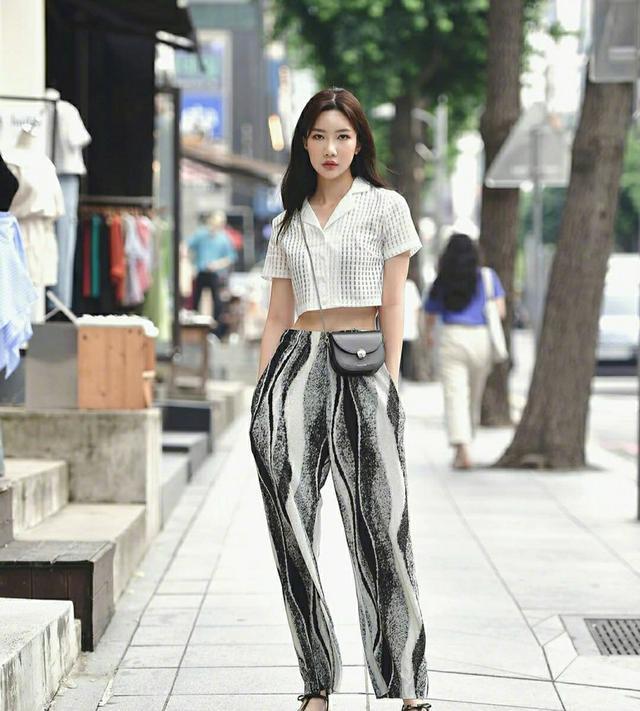 国内街拍：夏日街头又潮又酷的风格你爱了吗？来看街头最靓小姐姐