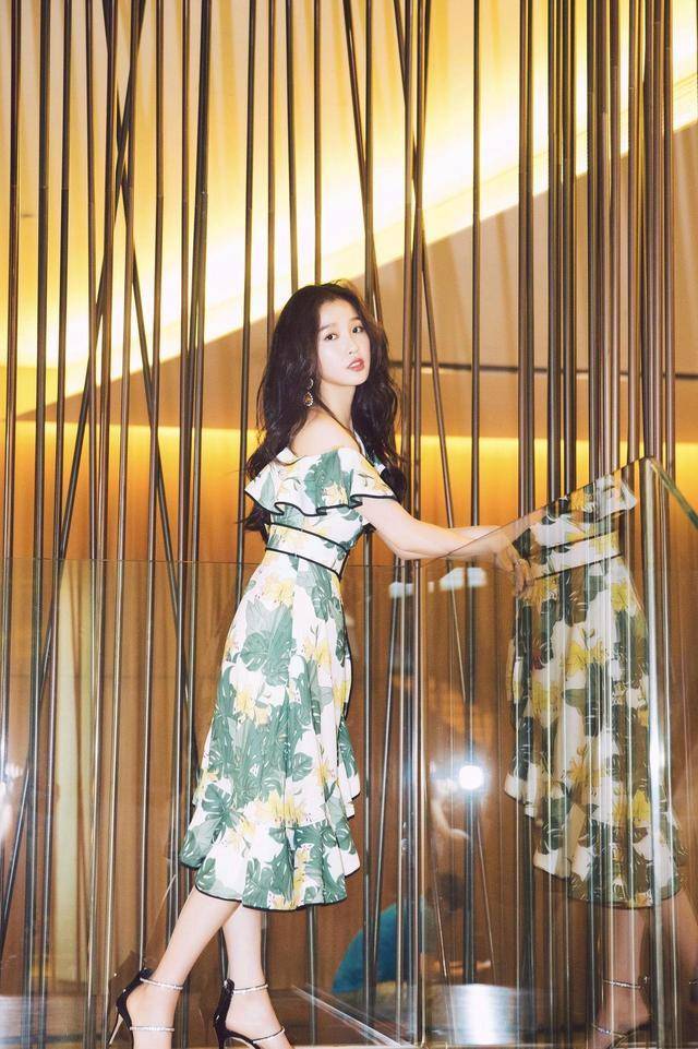 虞书欣简单穿斜肩印花连衣裙配长卷发,气质真好
