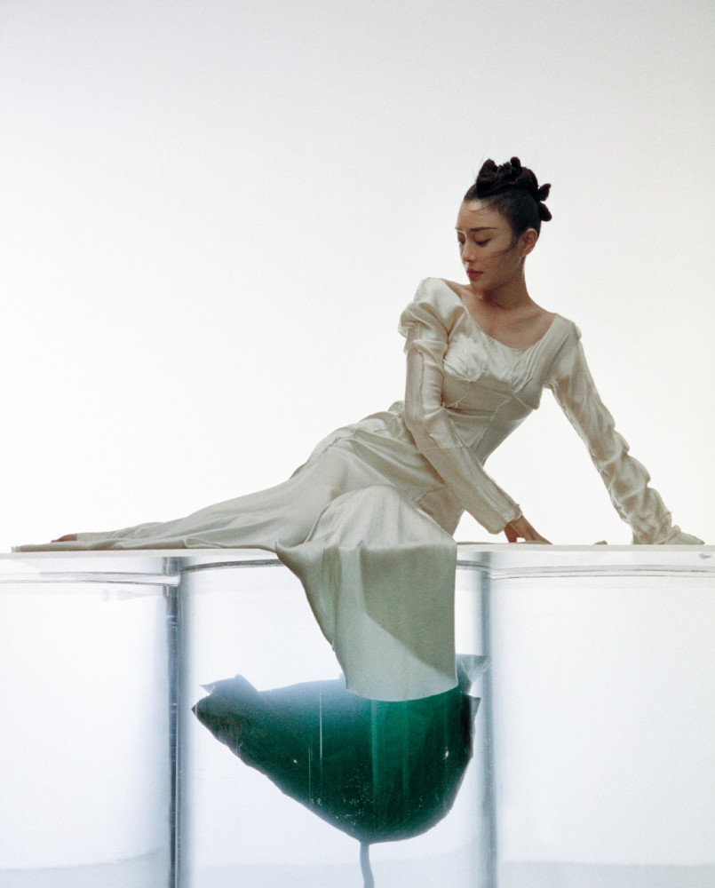 秦岚站玻璃水缸上拍大片，穿拼接丝绸长裙优雅又贵气