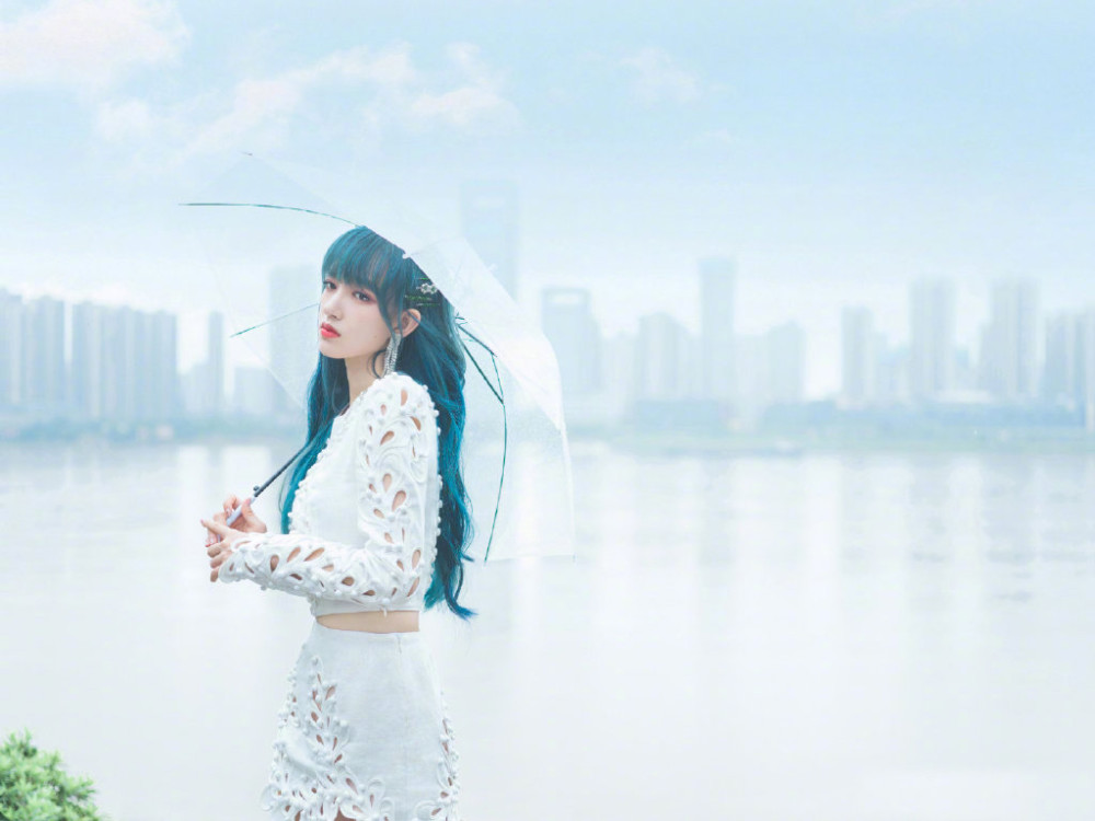 程潇穿纯白色浮雕镂空套装配蓝色长发,美成“撕漫少女”
