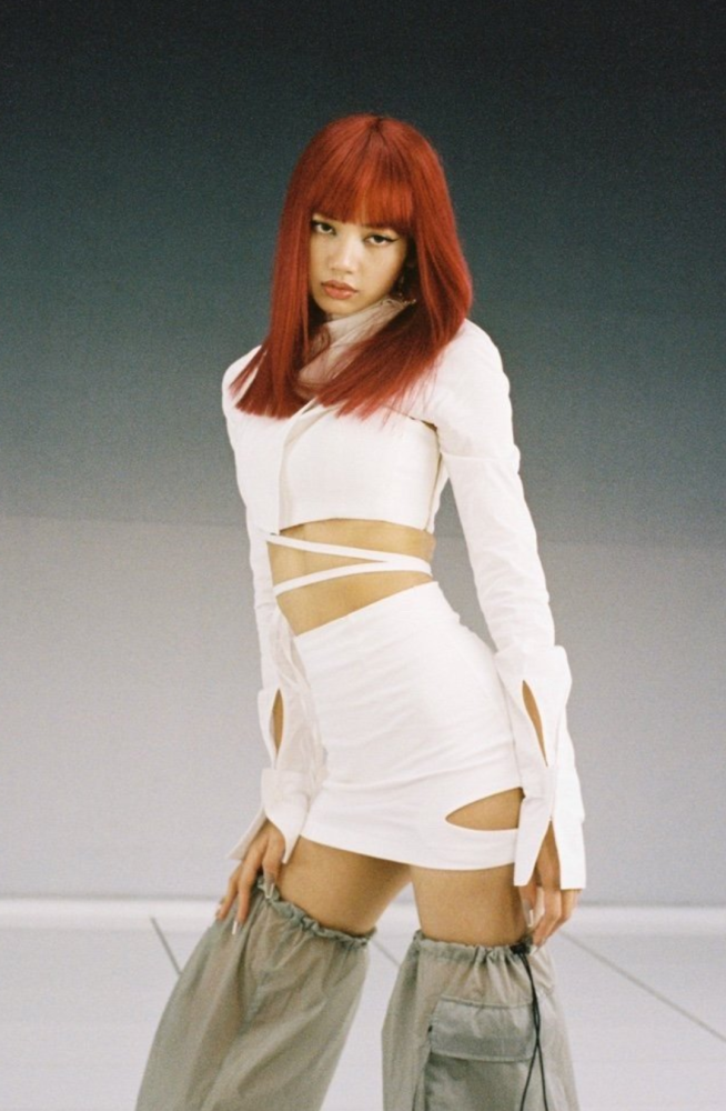 LISA换红发后反像开了挂,五官被镜头放大后粉丝疯狂截屏