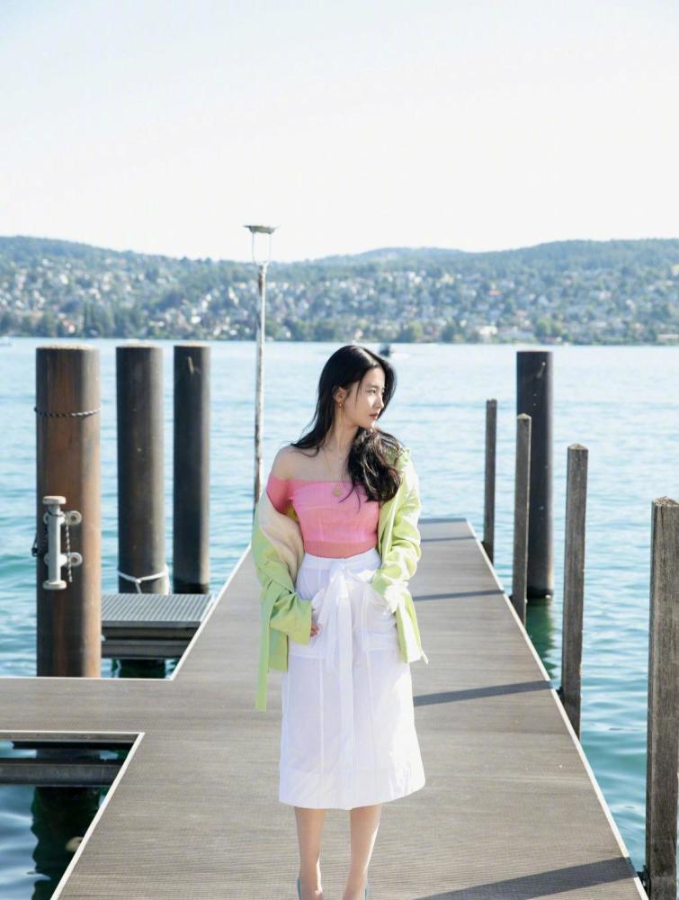 刘亦菲穿“马卡龙”撞色套装,清新时尚又减龄