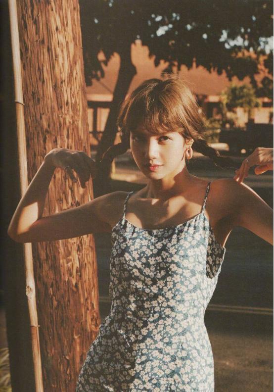 夏天和性感更配，吴宣仪的海边穿搭太吸睛，同款单品安排起来