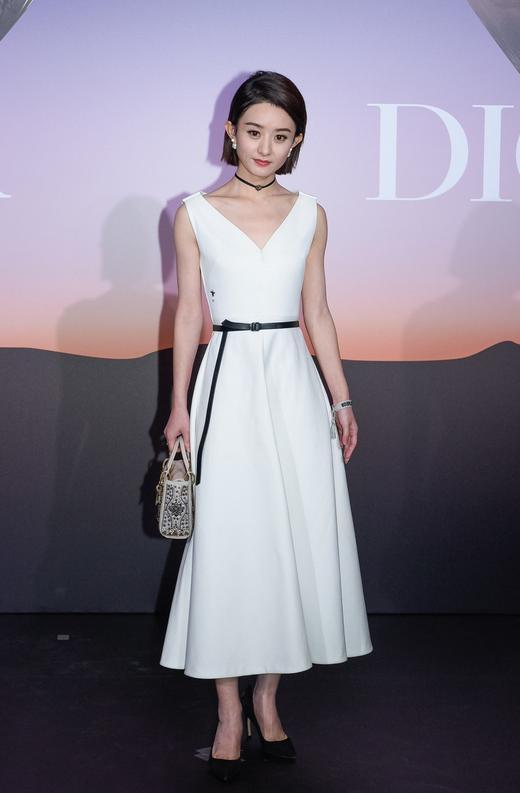 赵丽颖礼服裙的吊带当腰带绑,腰围还没有头围大