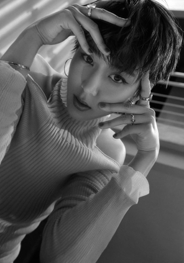 张钧甯剪短发后气质大变,搭配针织连衣裙秀美背帅气又性感