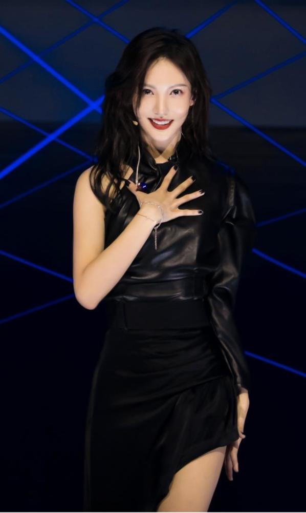 金晨的时尚水准一路飙升,网友:乘风破浪的仙女