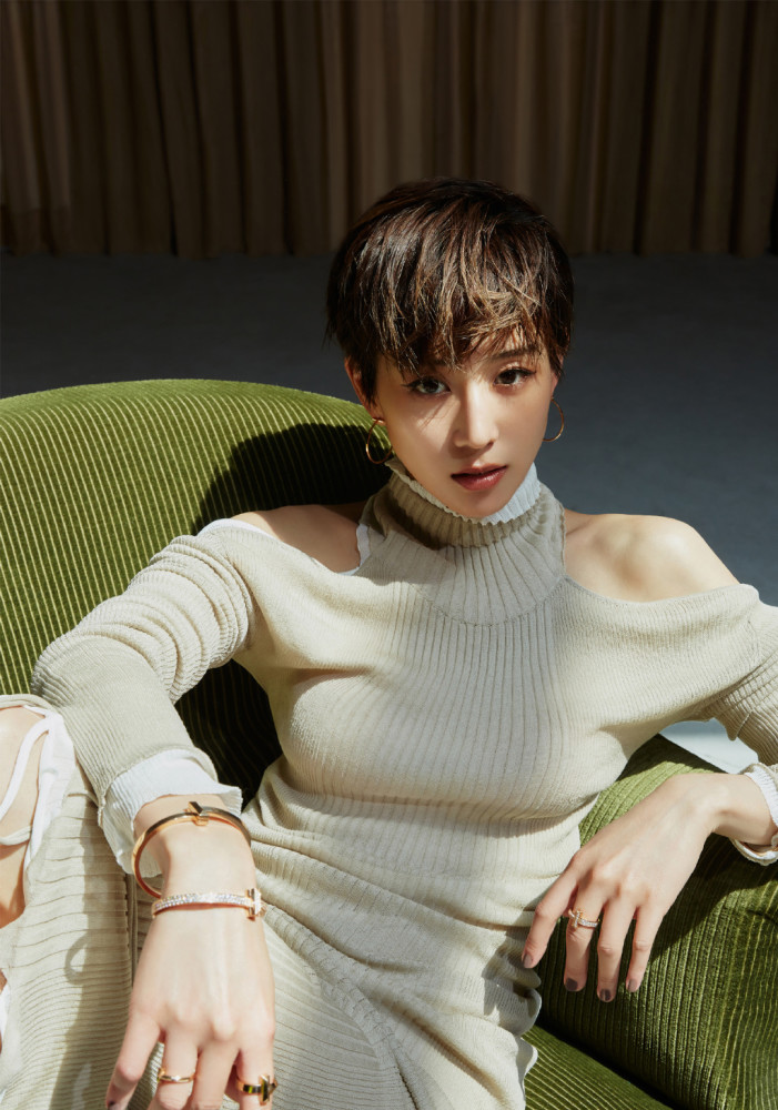 张钧甯剪短发后气质大变,搭配针织连衣裙秀美背帅气又性感