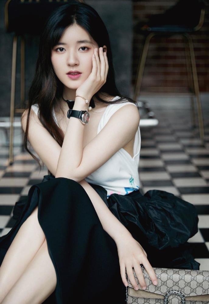 赵露思清新穿搭超有范，无袖背心配黑色蛋糕裙，可盐可甜真养眼