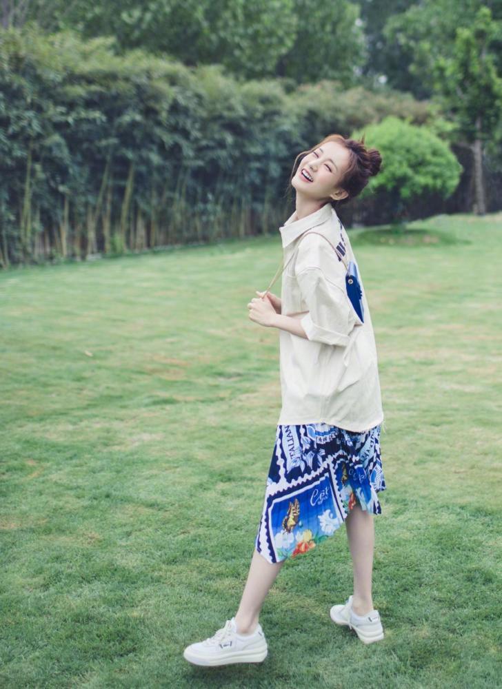 李一桐穿搭太好看，丸子头配衬衫穿出了高级感