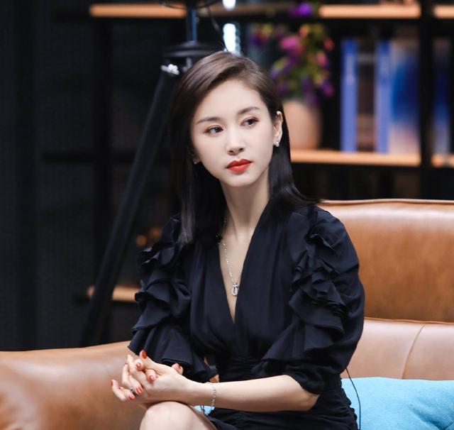 “短发潮”OUT了,她们又悄悄留起了长发,美到犯规