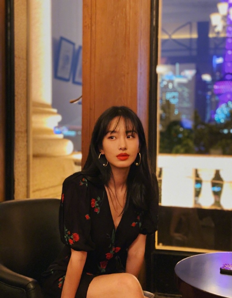 杨采钰法式风情浓郁,清纯可人的优雅女子