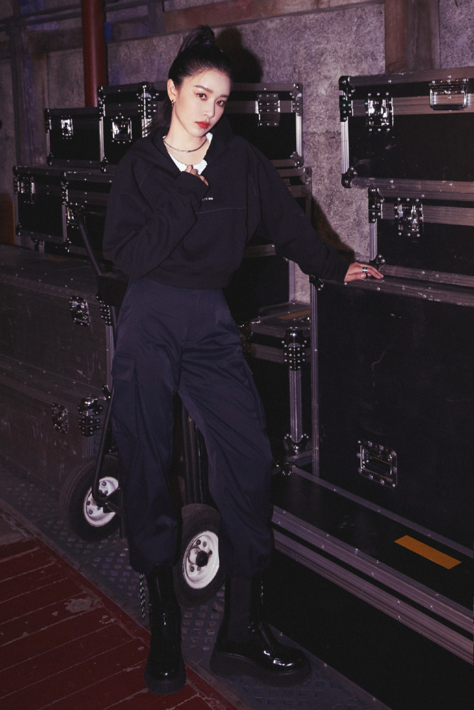 阚清子卫衣工装裤配高马尾,秀37分比例帅气十足