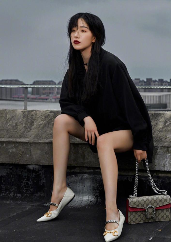 阚清子黑色宽松上衣玩起下身失踪,品牌包包时髦吸睛