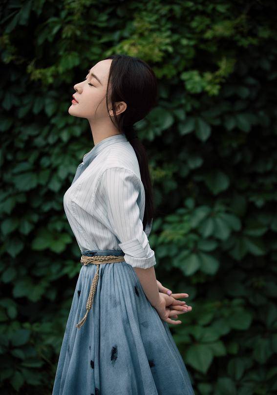 霍思燕穿雾霾蓝甜美有气质,衬衫配印花裙精致减龄
