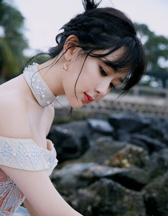 杨紫的发型太适合短发女孩儿了!青春又靓丽